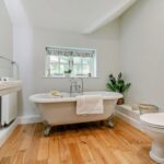 Rose Cottage - Bathroom with rolltop bath